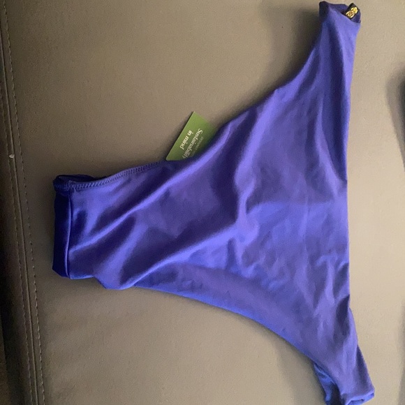 Bikini - Picture 3 of 5